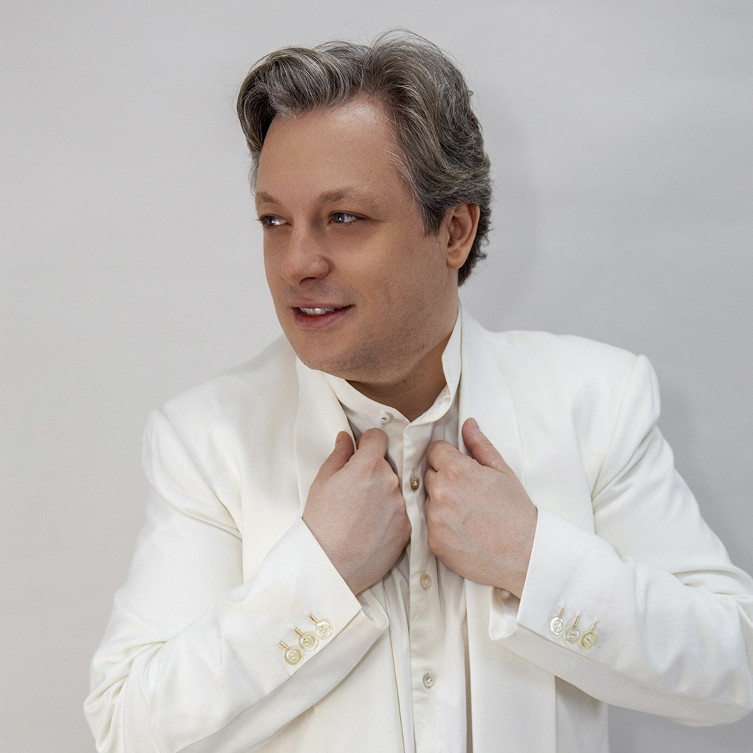 Felipe em traje branco elegante