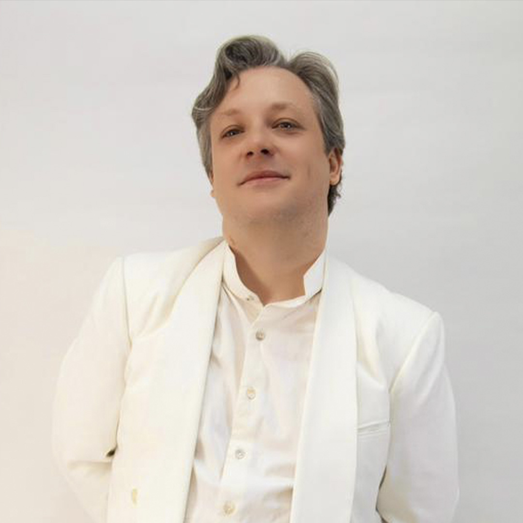 Felipe em traje branco